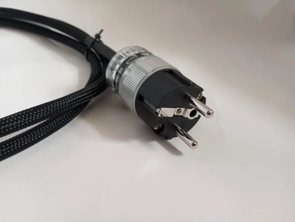 Oyaide Napájecí kabel Stříbrný