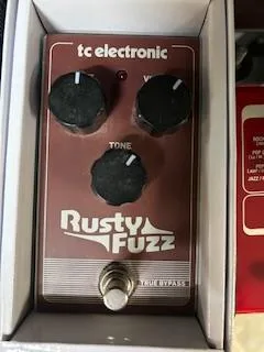 Kytarové efekty Boss, MXR, Dunlop, TC, pedály Vol/WAX/dist