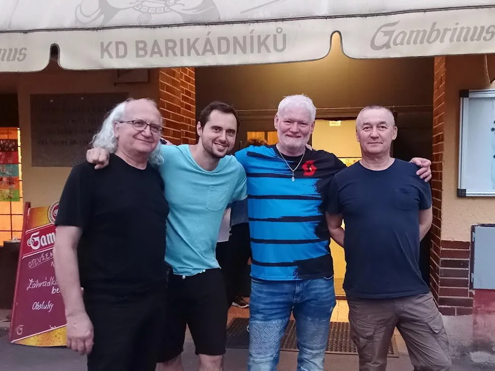 Sháním perkusáka/bubeníka do kapely  nabízím Meinl perkuse