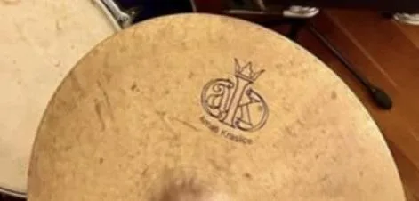 Kúpil by som si činel s takýmto logom. Amati