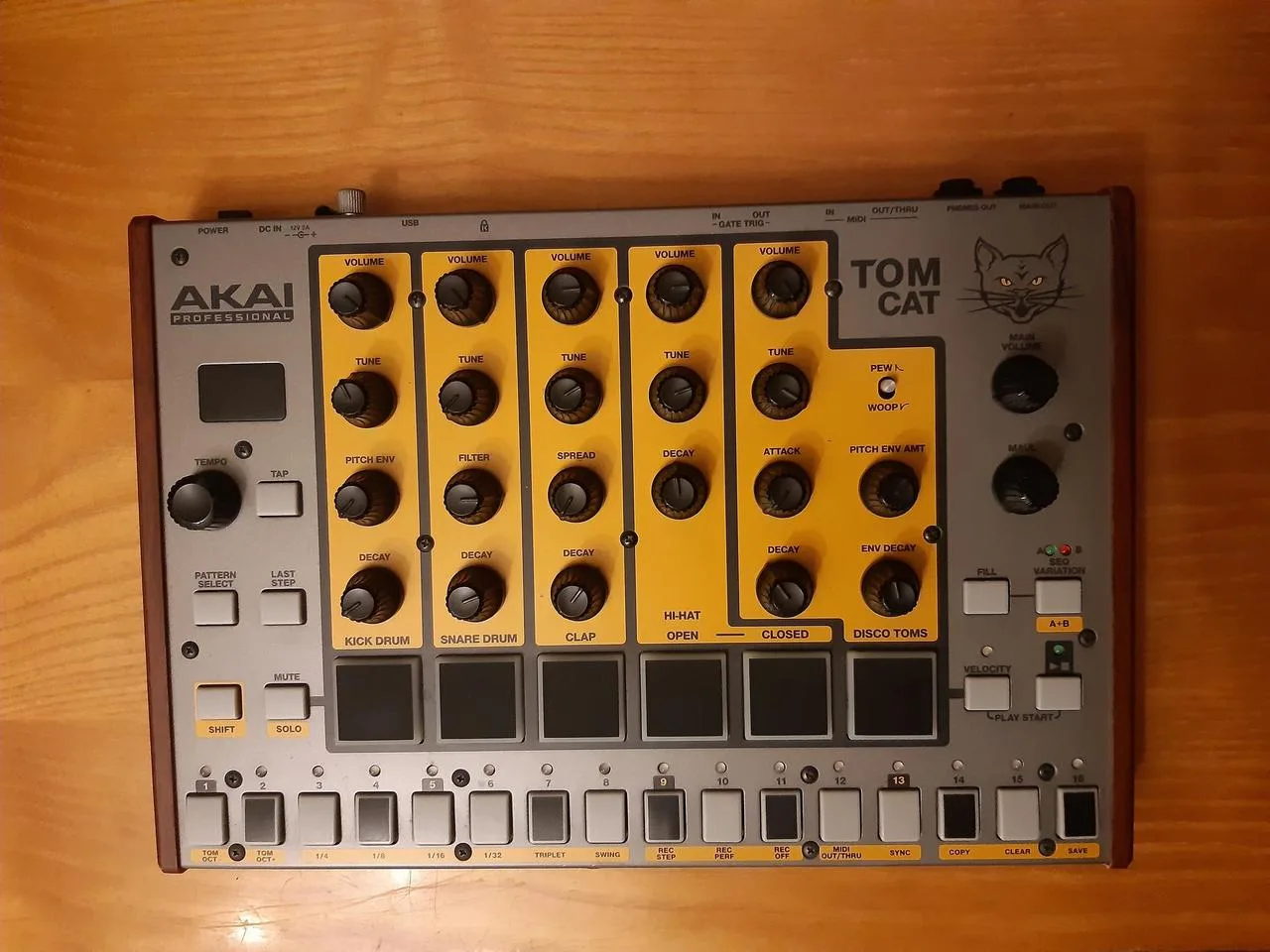Akai TomCat