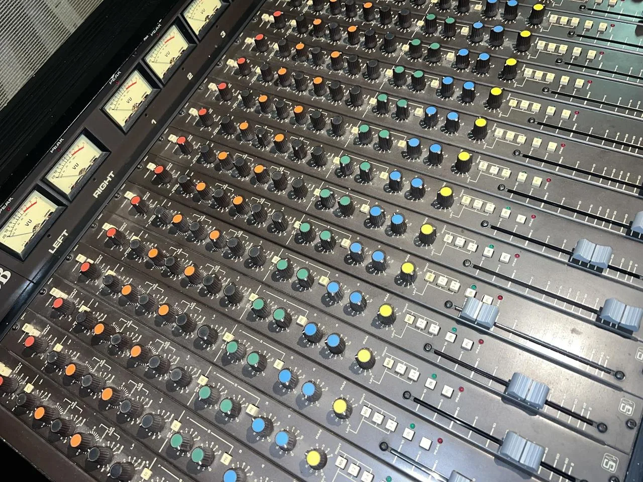 Soundcraft Series 400B 16-Channel 4-Bus Mixing Console