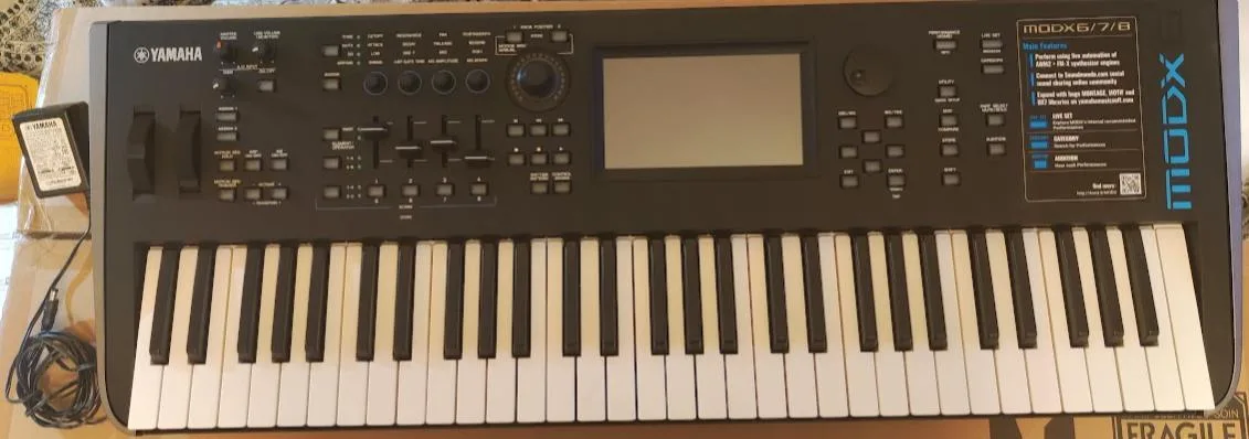 Yamaha MODX6 (fungl, 6 let ve skříni) - prodáno