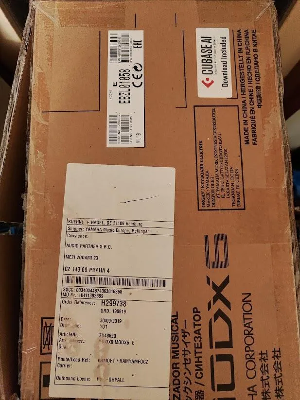 Yamaha MODX6 (fungl, 6 let ve skříni) - prodáno