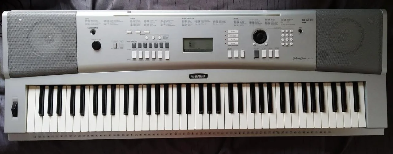 Klávesy Yamaha DGX 220