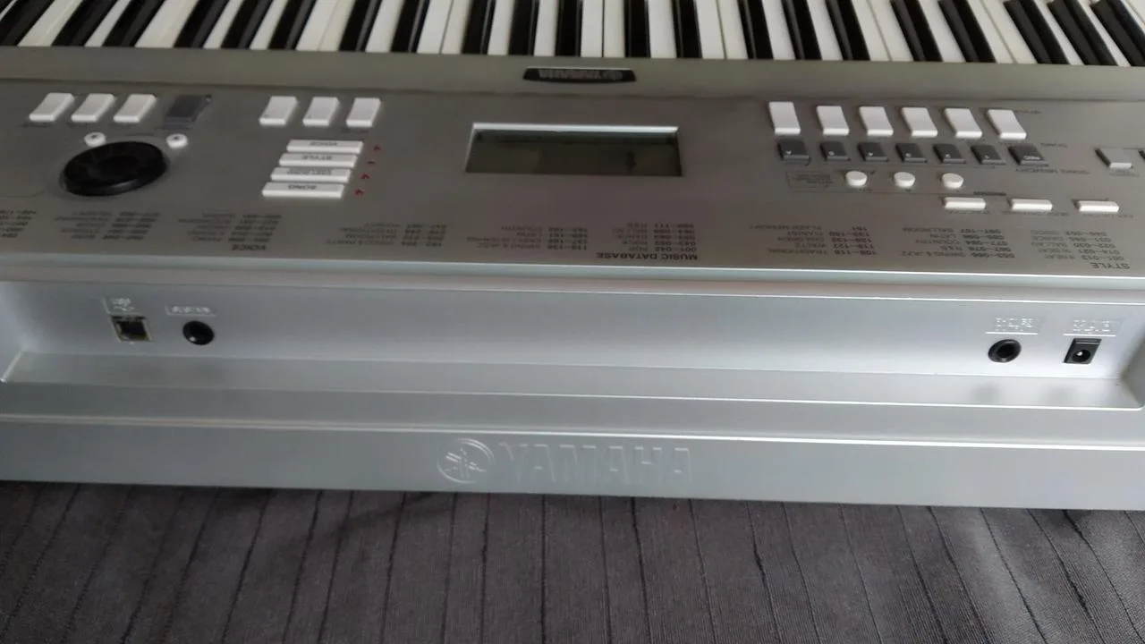 Klávesy Yamaha DGX 220