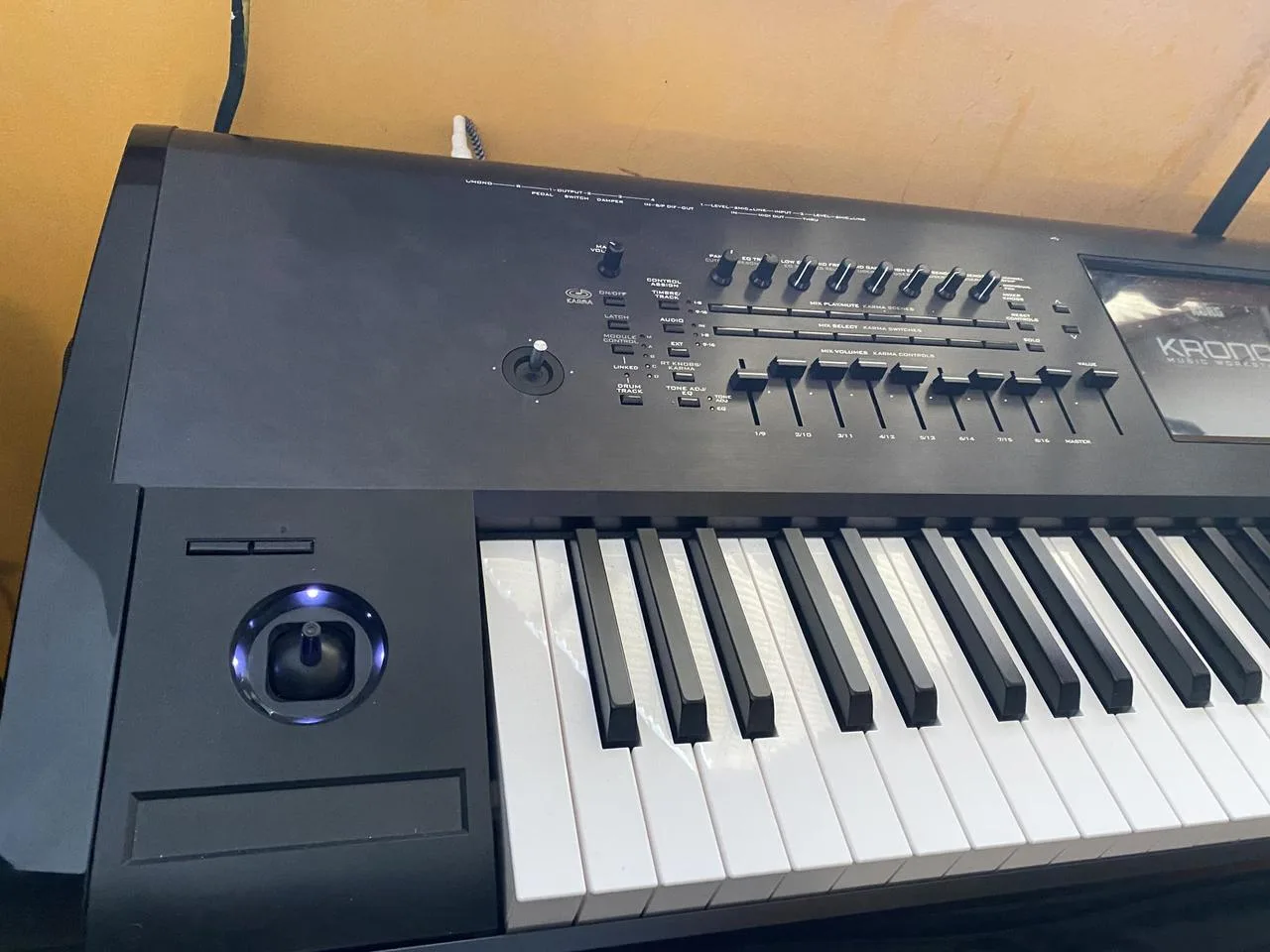 Legendární workstation Korg Kronos II, 73 kláves, RH3