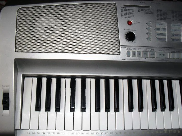 Yamaha Portable Grand DGX 305 (rozsah 6,5 oktávy)