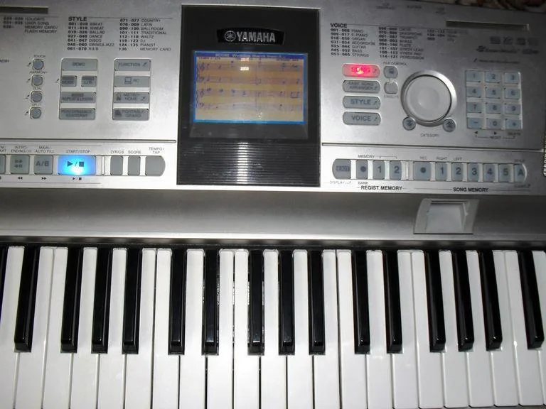 Yamaha Portable Grand DGX 305 (rozsah 6,5 oktávy)