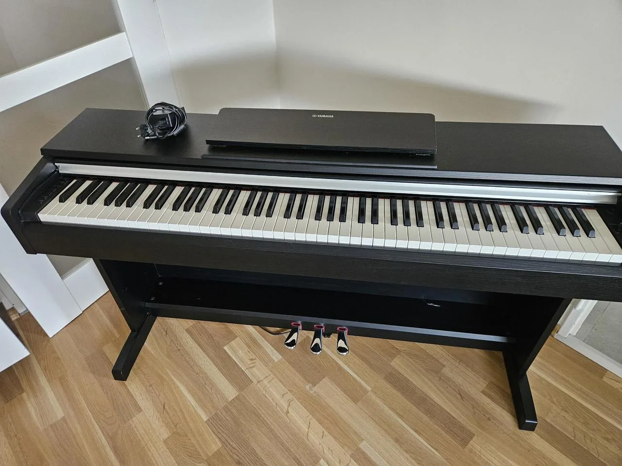 Prodám digitální piano Yamaha Arius YDP-142B