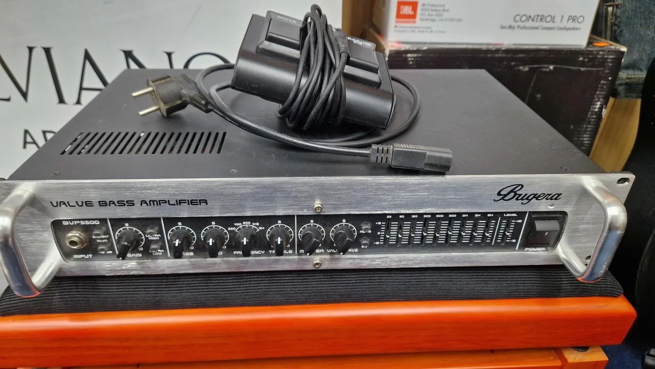 Bugera BVP5500 - baskytarový lampový zesilovač