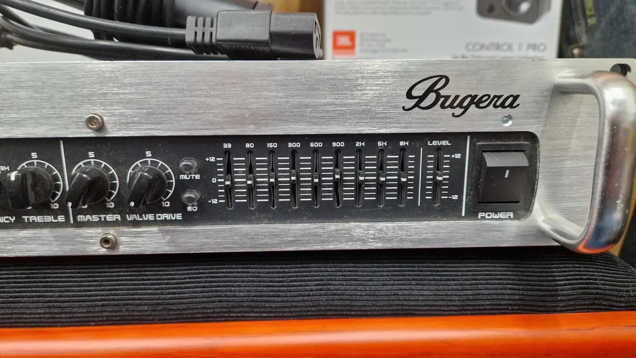 Bugera BVP5500 - baskytarový lampový zesilovač