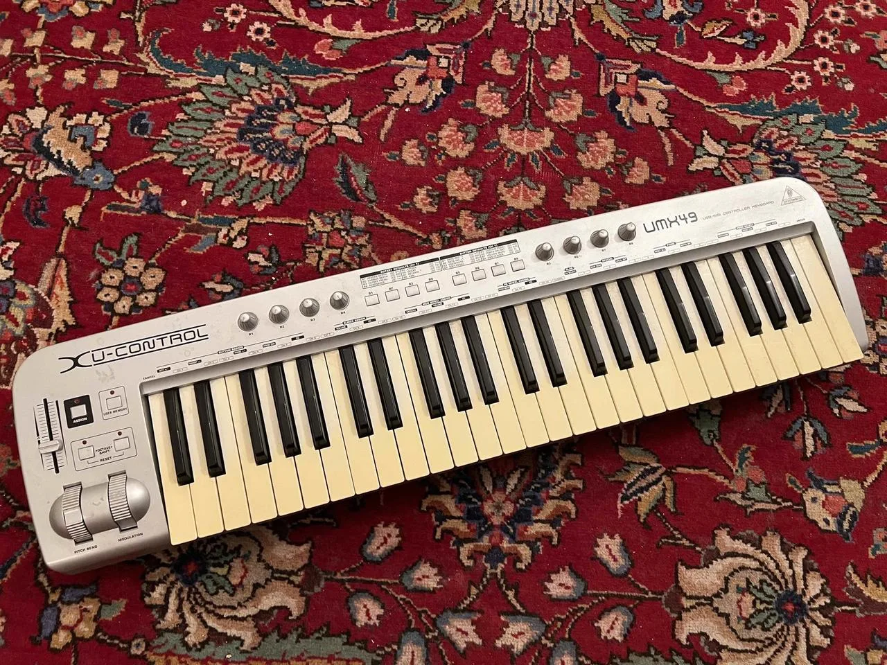 Moving out`sale/ behringer UMX49