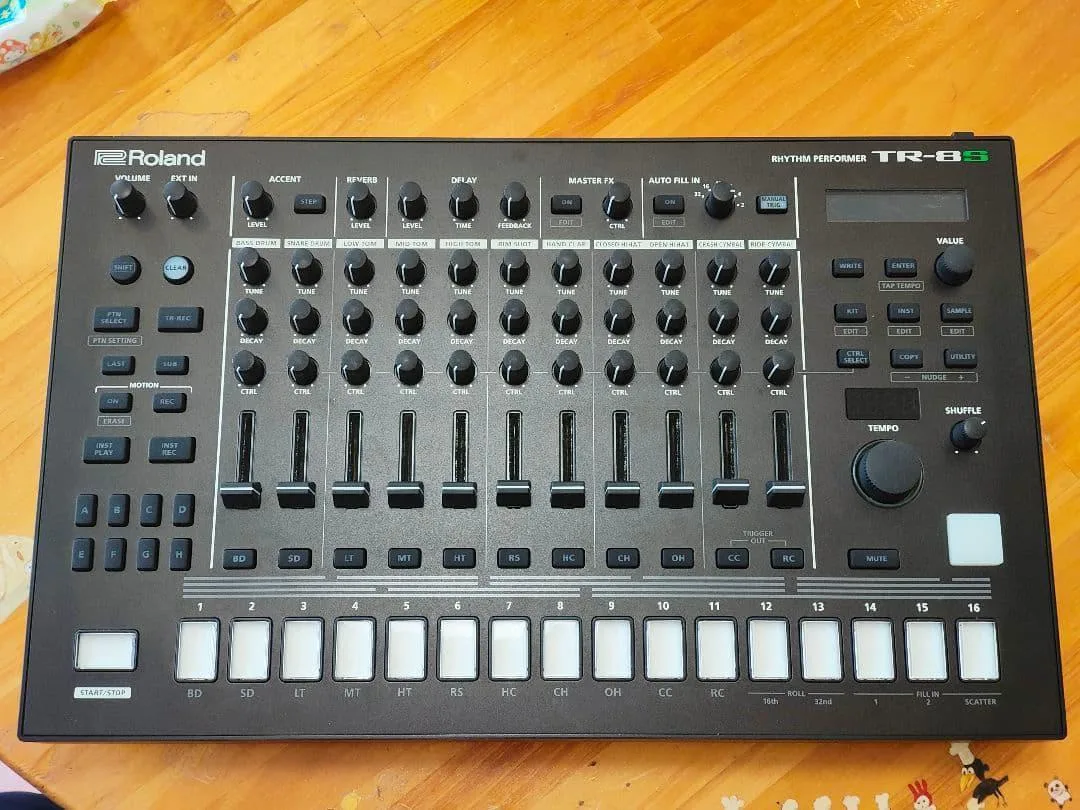 Roland TR8-s