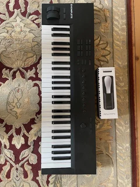Komplete kontrol A49 vč. sustain pedálu