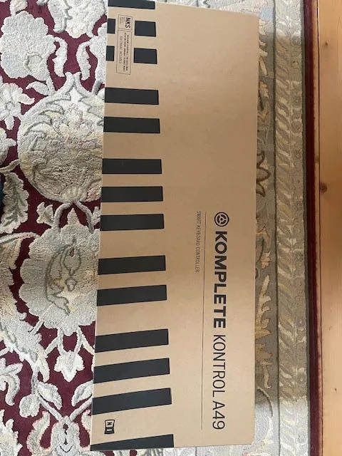 Komplete kontrol A49 vč. sustain pedálu