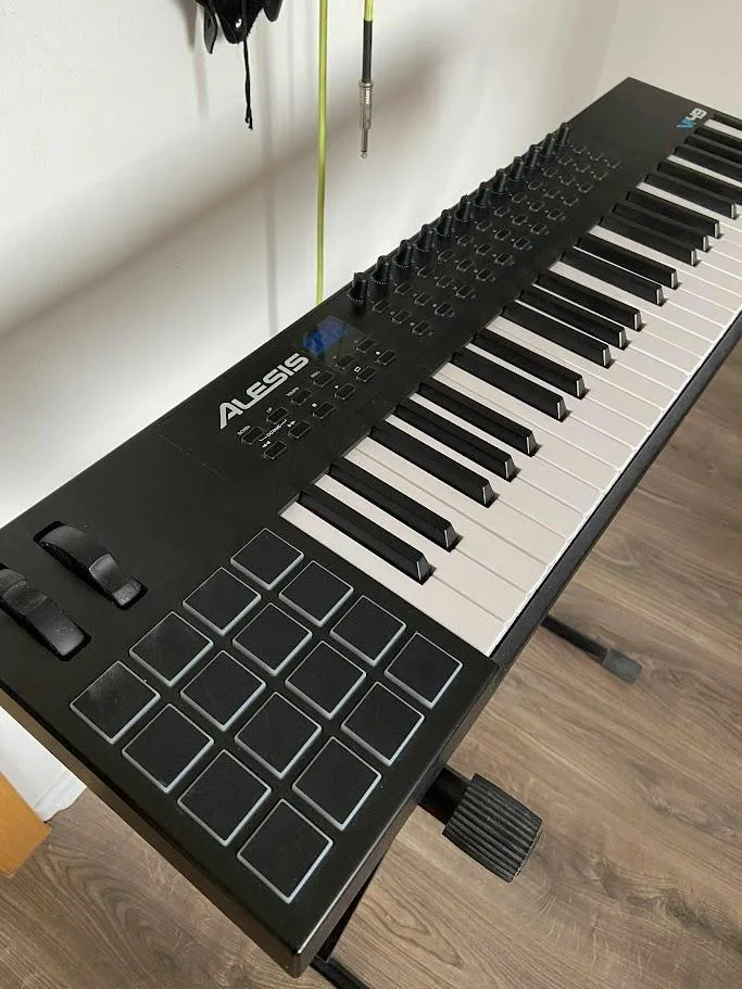 Prodám ALESIS MIDI klávesy