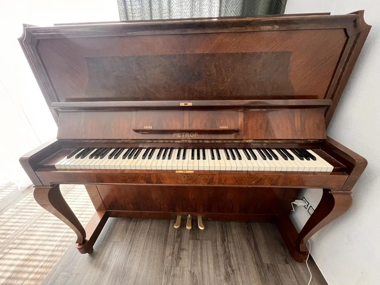 Pianino PETROF 133 cm – historický model 1936