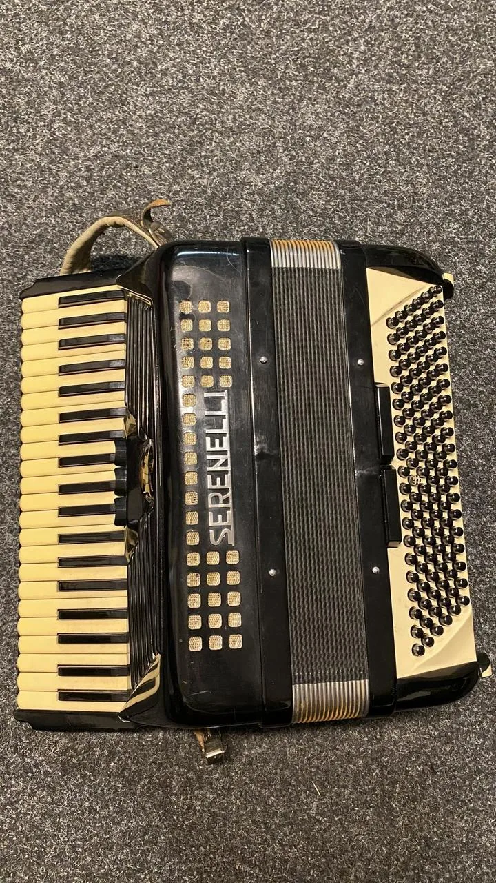 Prodám starší italský akordeon Serenelli + kufr