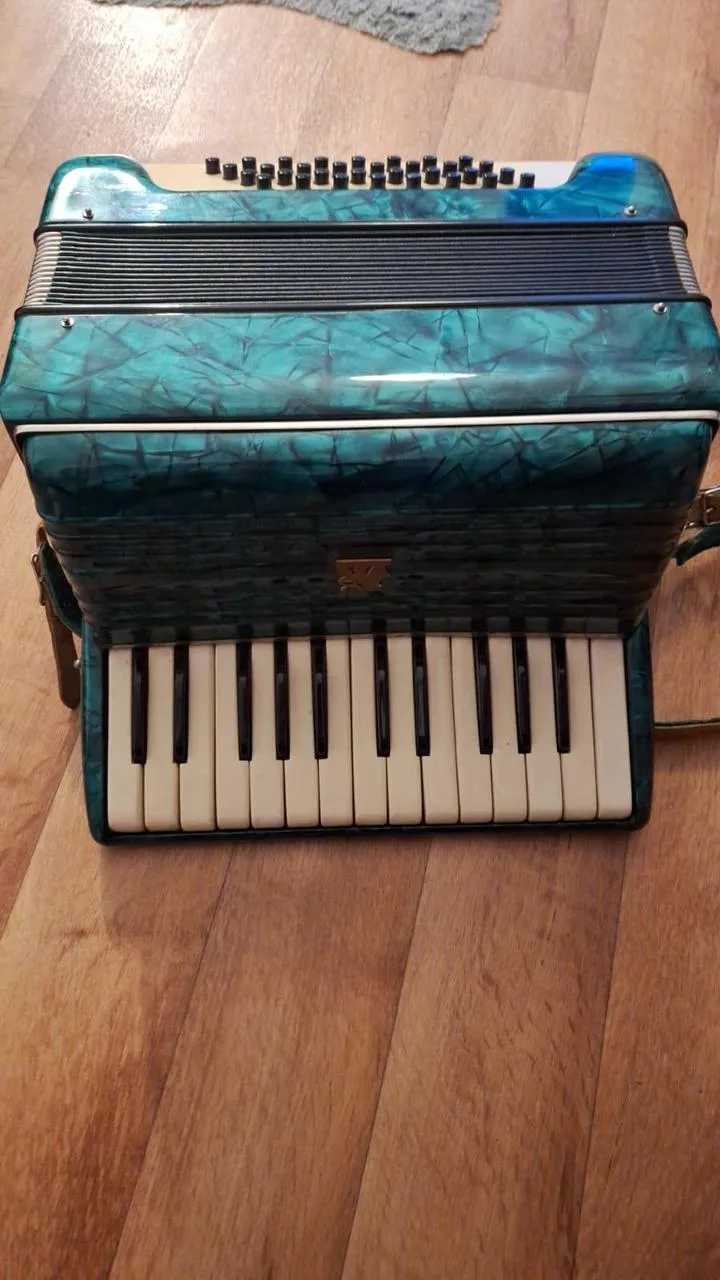 Akordeon  Lignatone s 32 basy