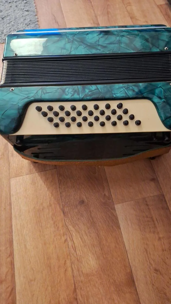 Akordeon  Lignatone s 32 basy