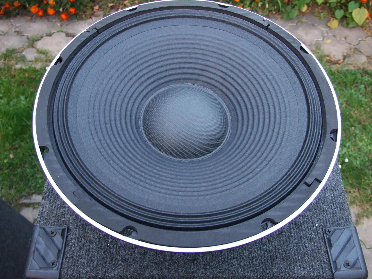 Nové středobasové 12" reproduktory 250 / 500 W