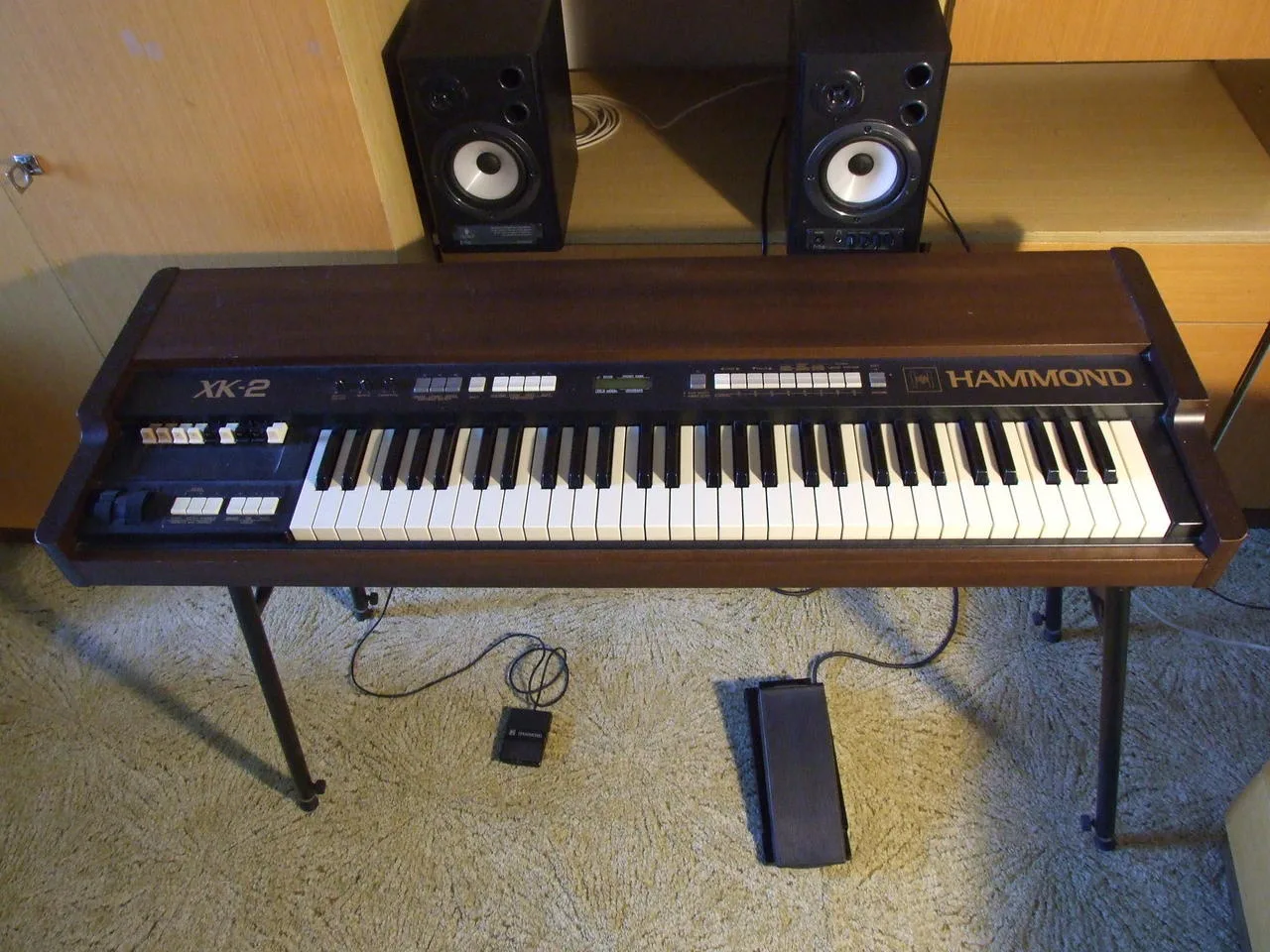 Hammond XK-2  pedály, stojan a měkký obal.