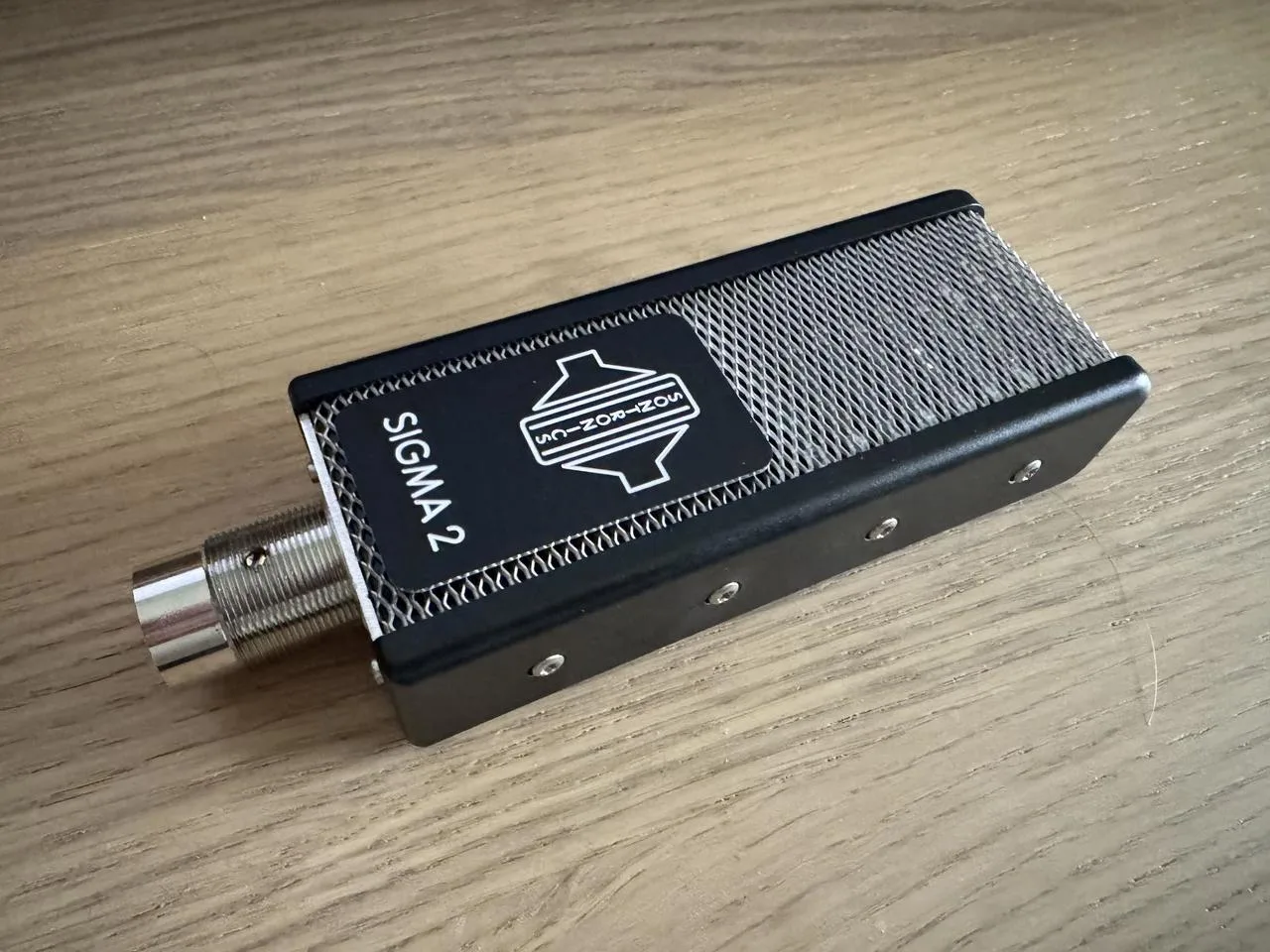 Sontronics Sigma 2, aktivní páskový mikrofon