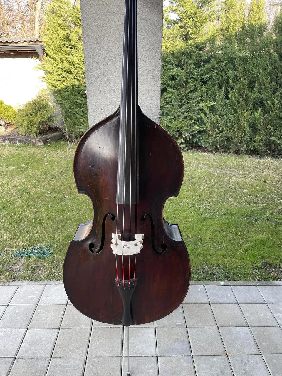 Starý masivní 3/4 kontrabas menší model s výjimečným zvukem.