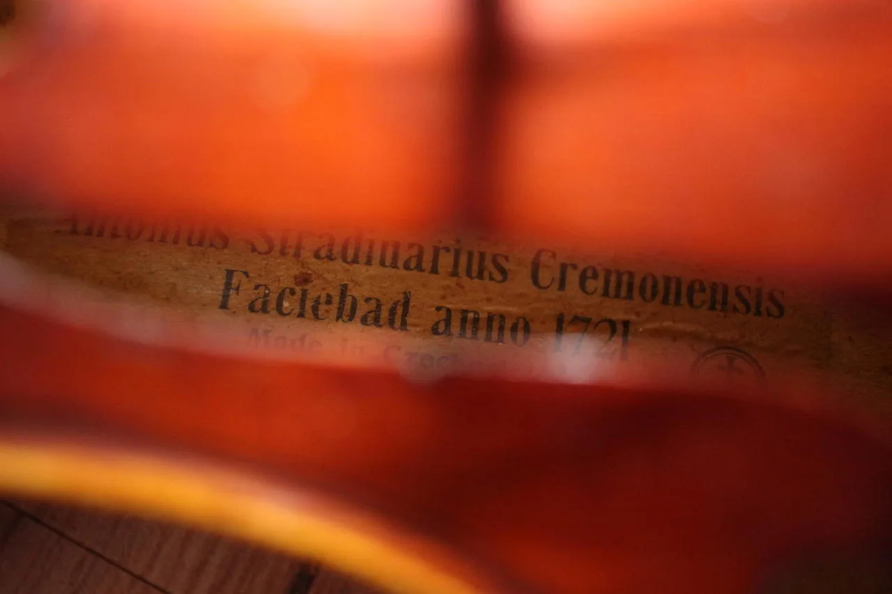 Antonius Stradivarius Cremonensis Faciebad anno 1721 (Lídl)