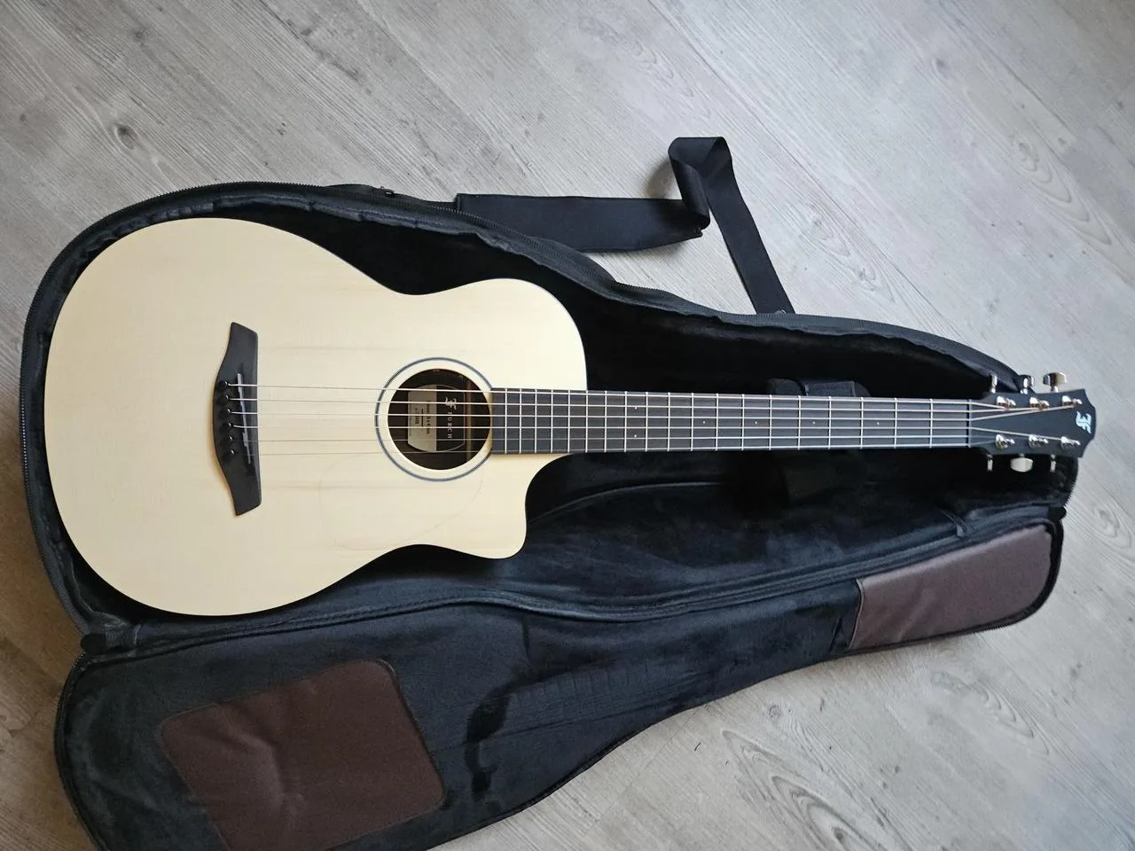 Nová celomasivní elektroakustika FURCH Pioneer ER...43 mm