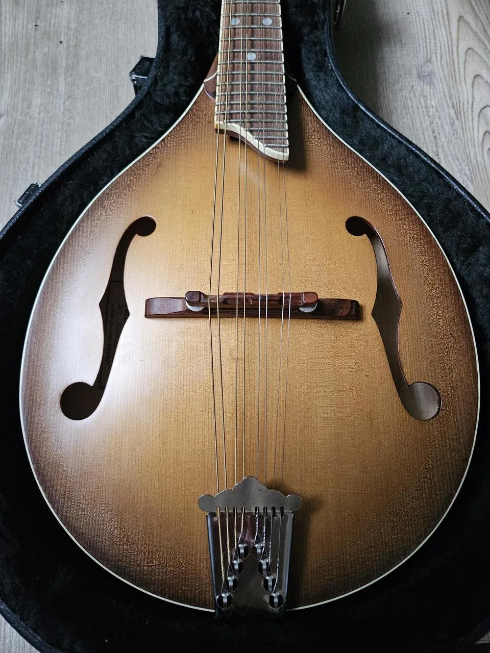Zánovní česká celomasivní mandolína ULMA Jimmy 3 s kufrem