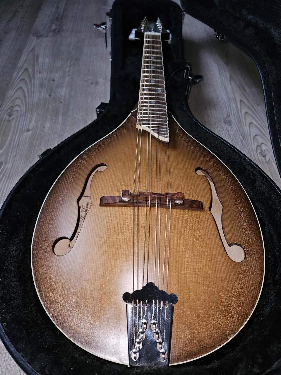 Zánovní česká celomasivní mandolína ULMA Jimmy 3 s kufrem