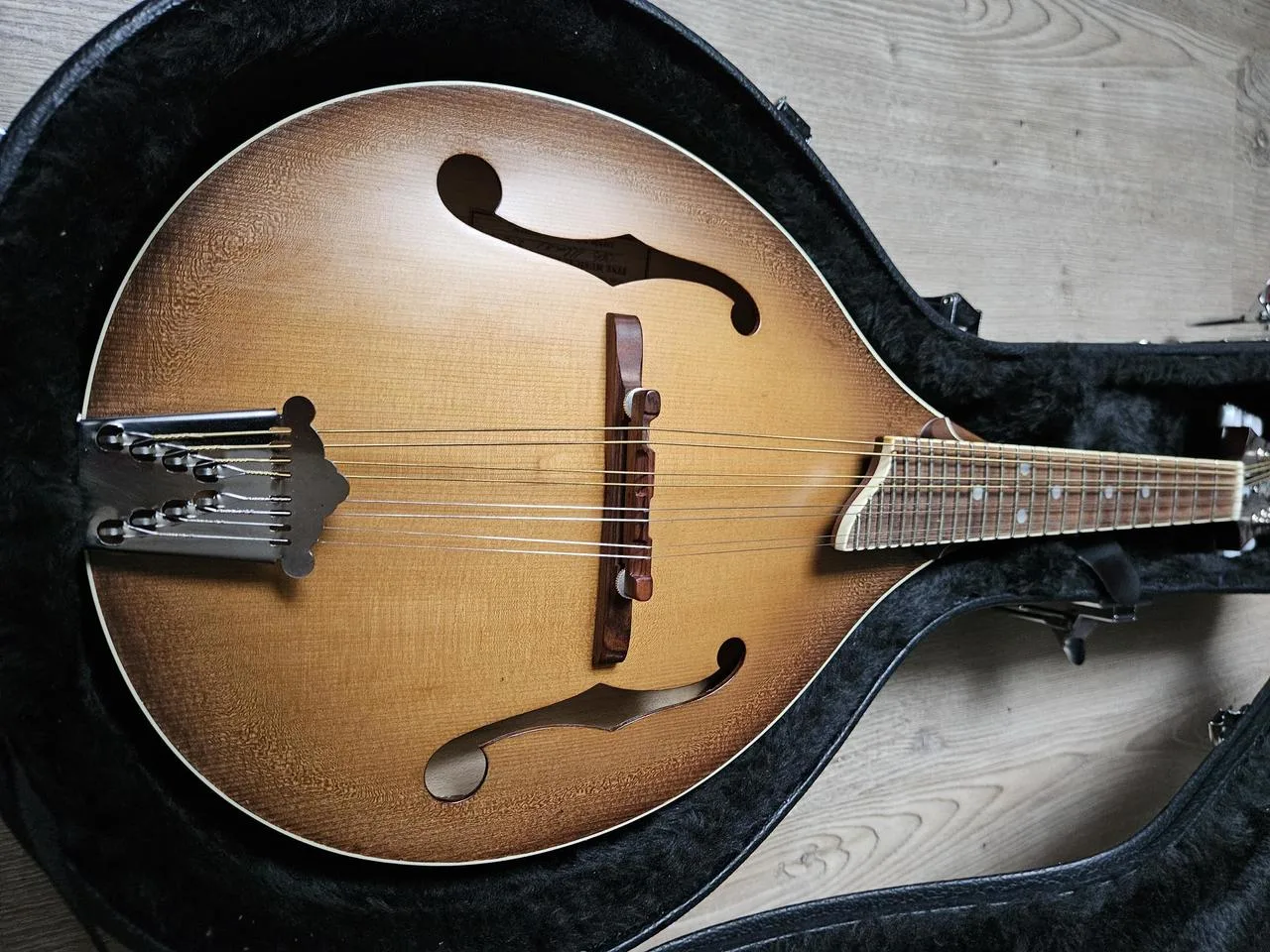 Zánovní česká celomasivní mandolína ULMA Jimmy 3 s kufrem