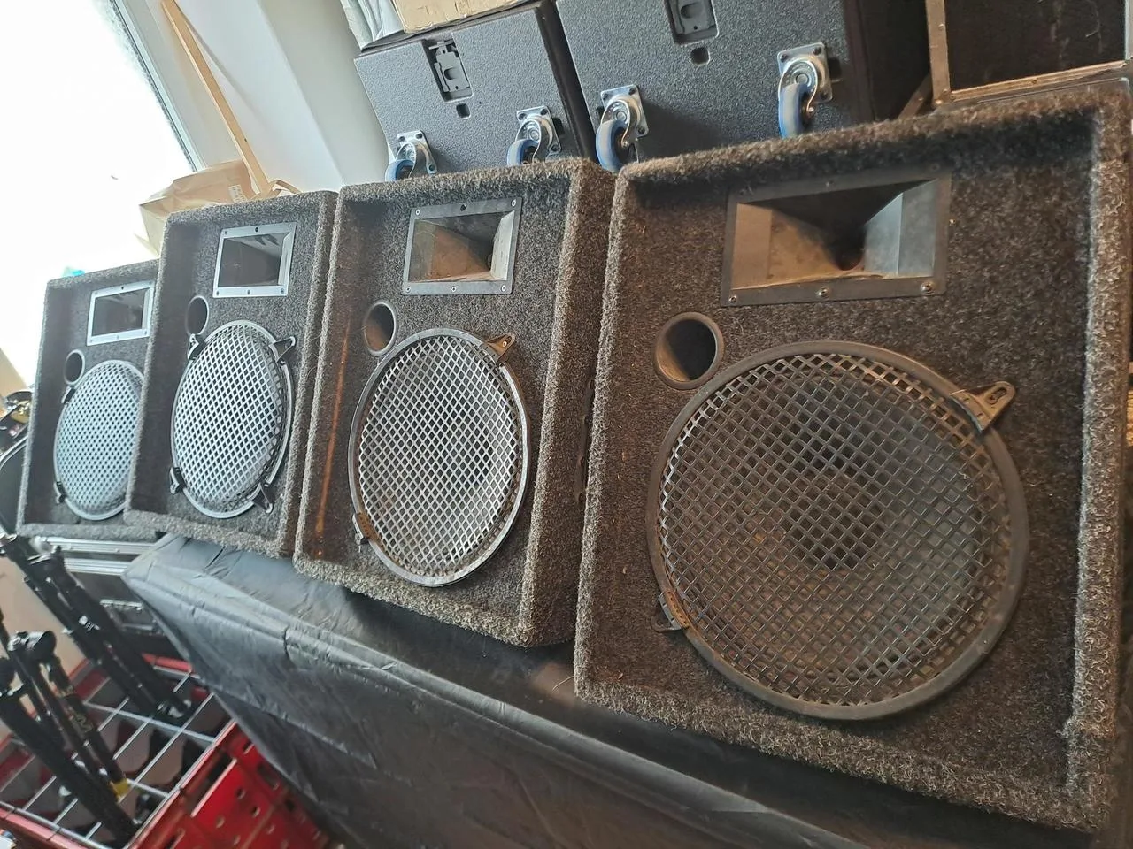4x odposlech 12"+1" 300w