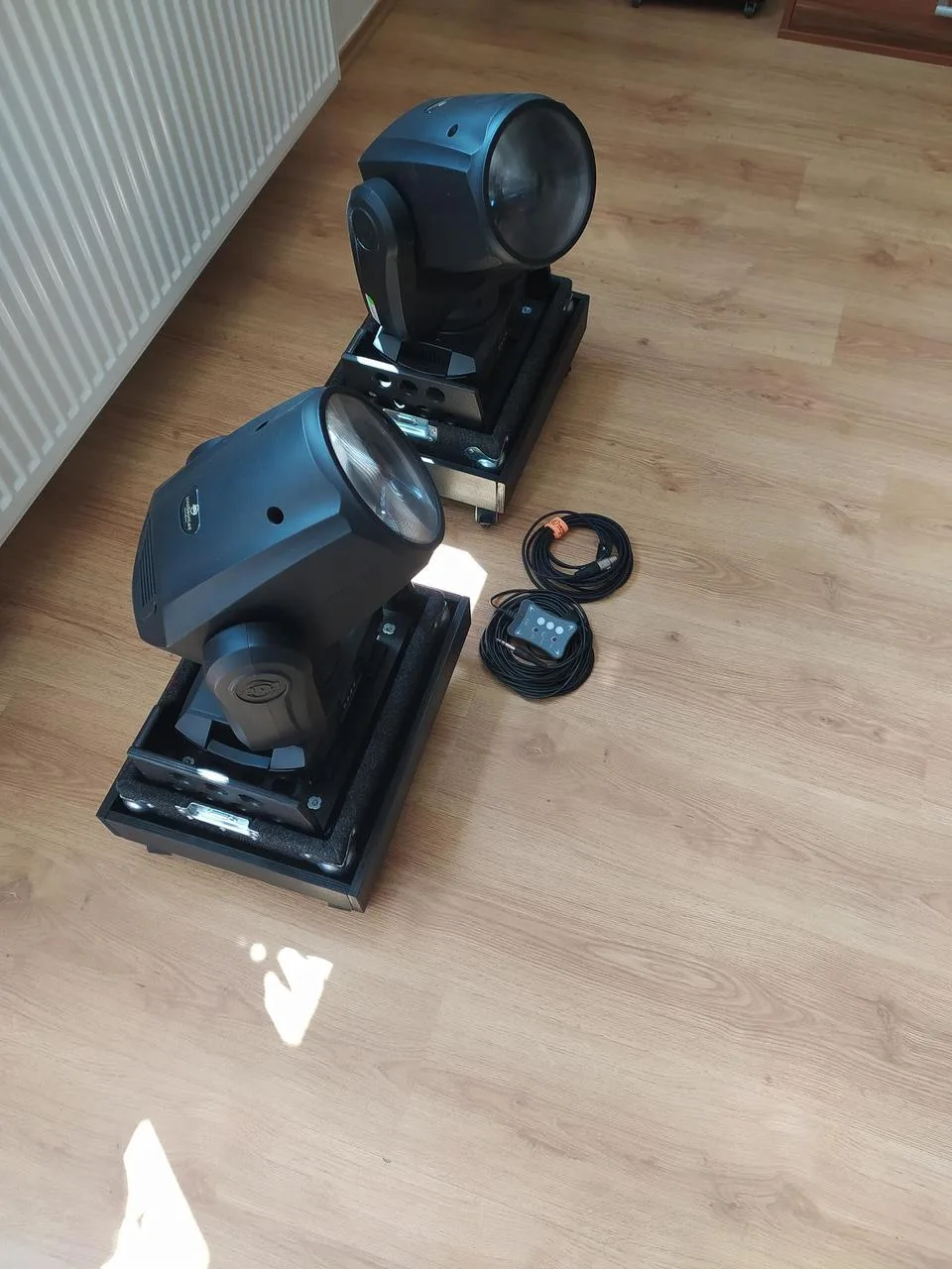 Prodám  hlavy ADJ INNO BEAM LED + ovladač + case