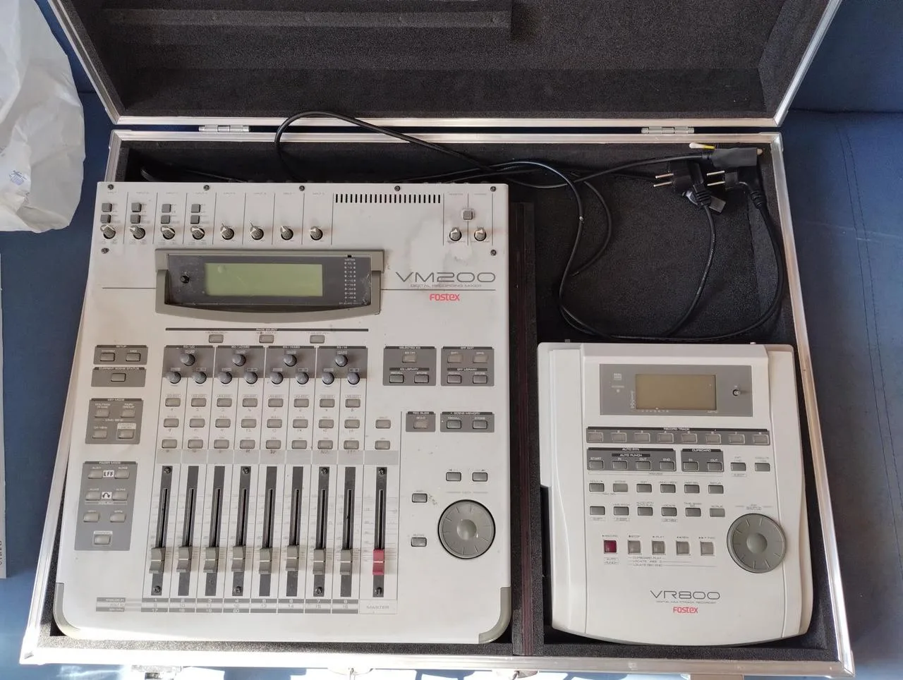 FOSTEX VM200 + VR800