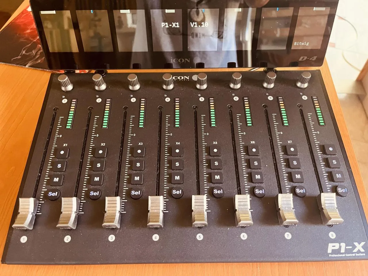 Icon P1 X a Icon D4 meterbridge
