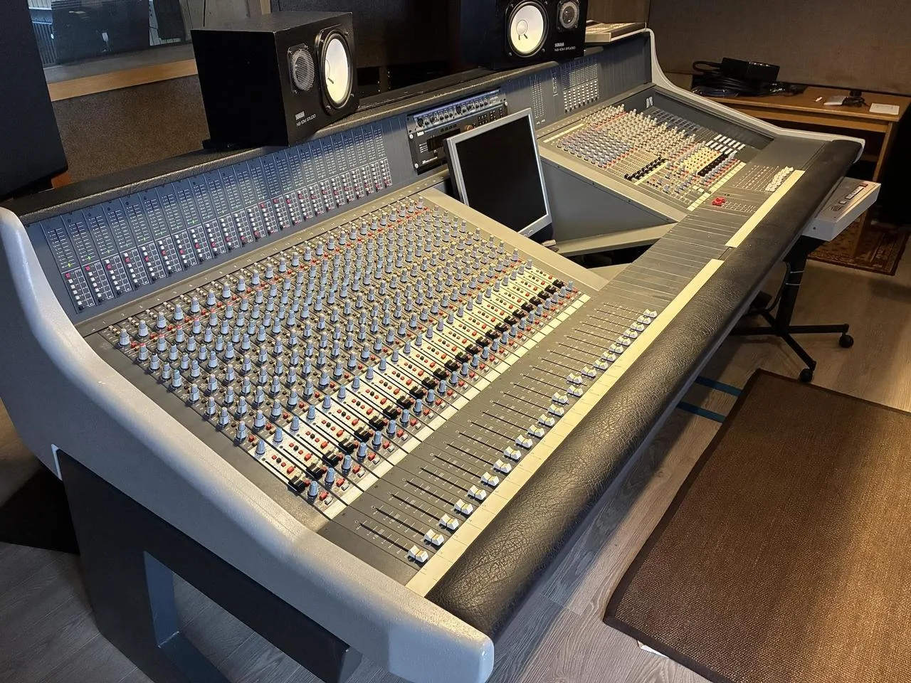 Legenda mezi analogovými mixy – D&R Marilon 32ch
