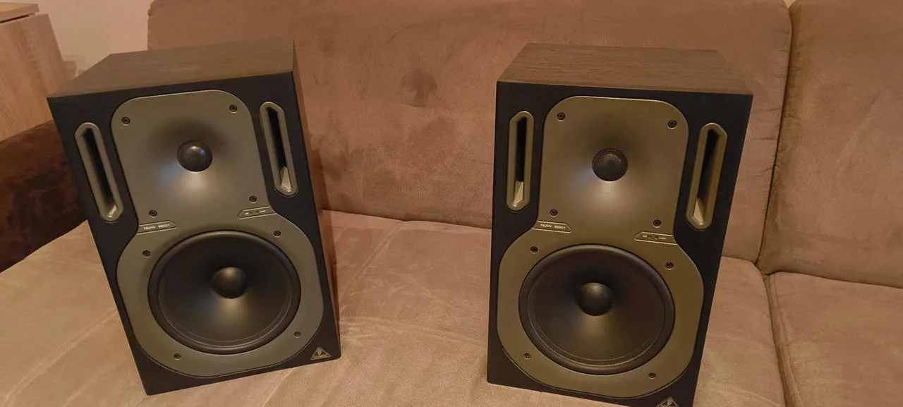 Behringer Truth B2031