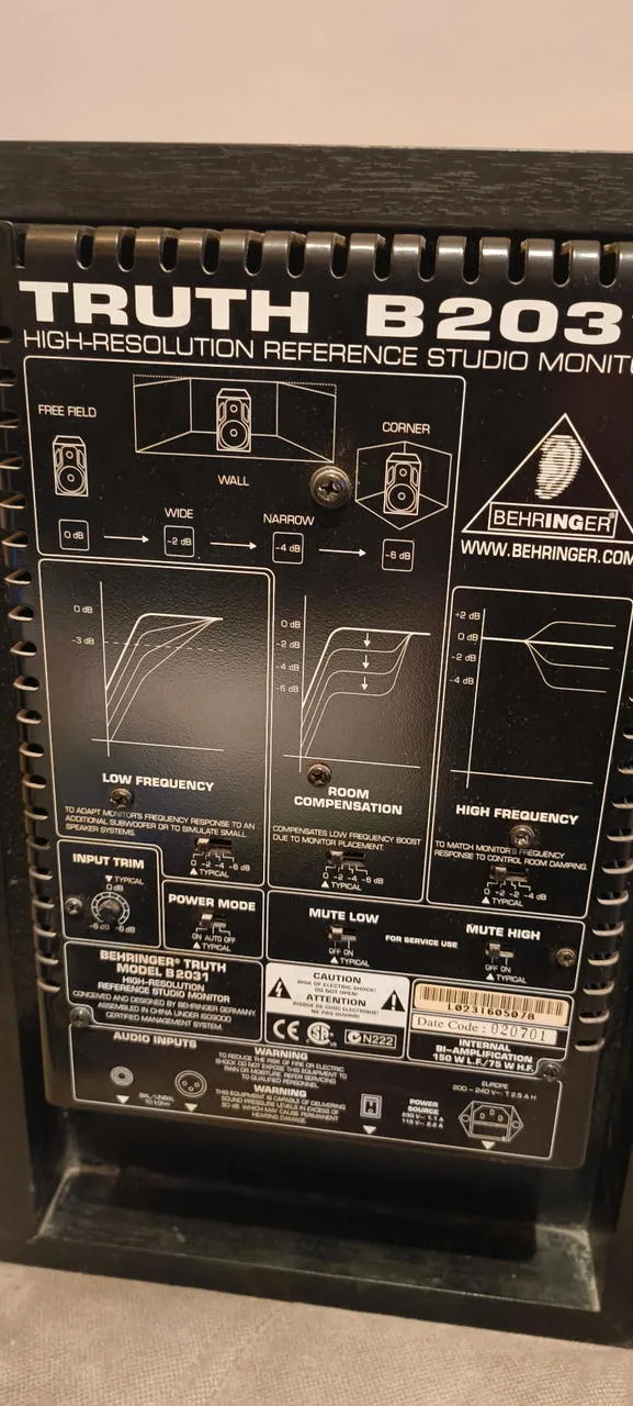Behringer Truth B2031