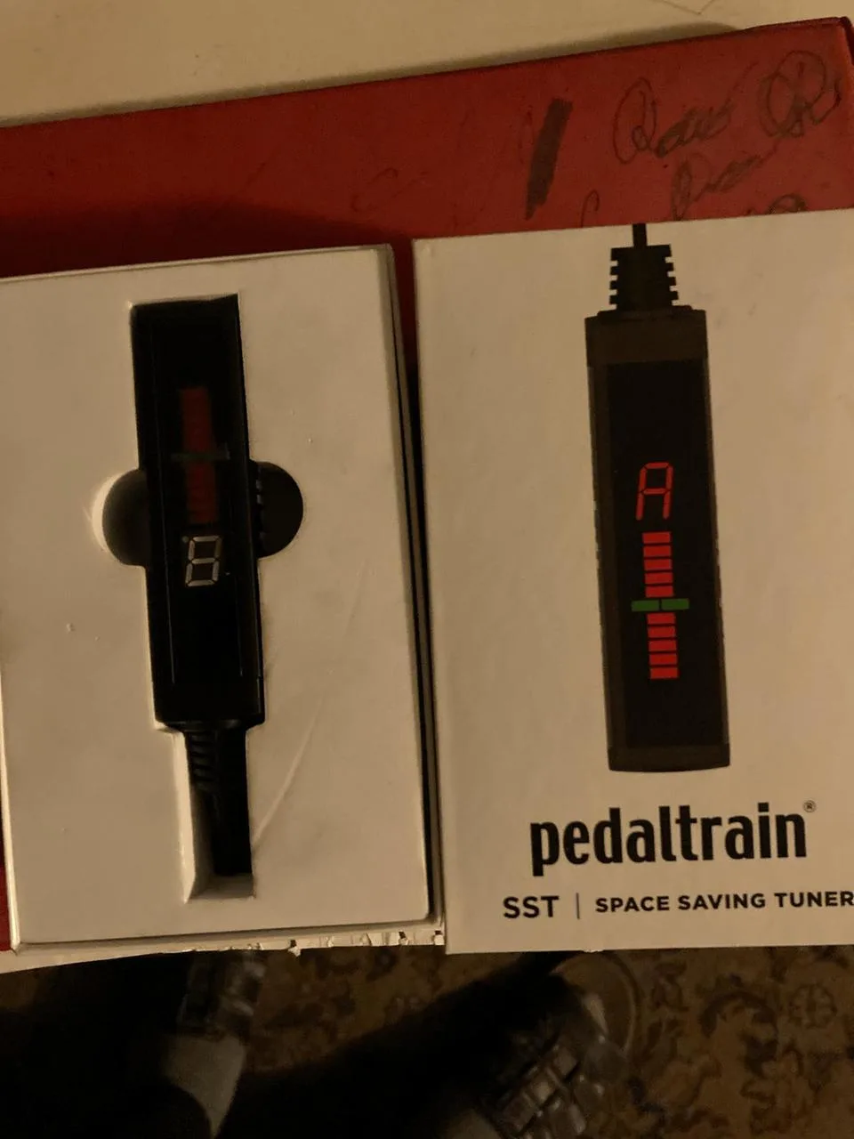 Kytarová ladička do pedalboardu i jinam.