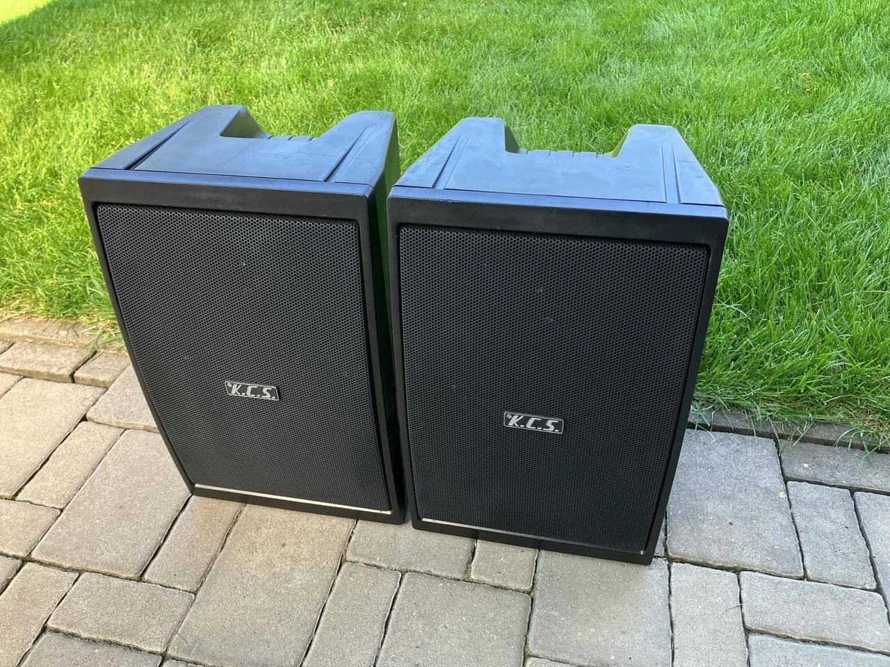 Pár pasivních reproboxů K.C.S. SR-8/2 150W RMS