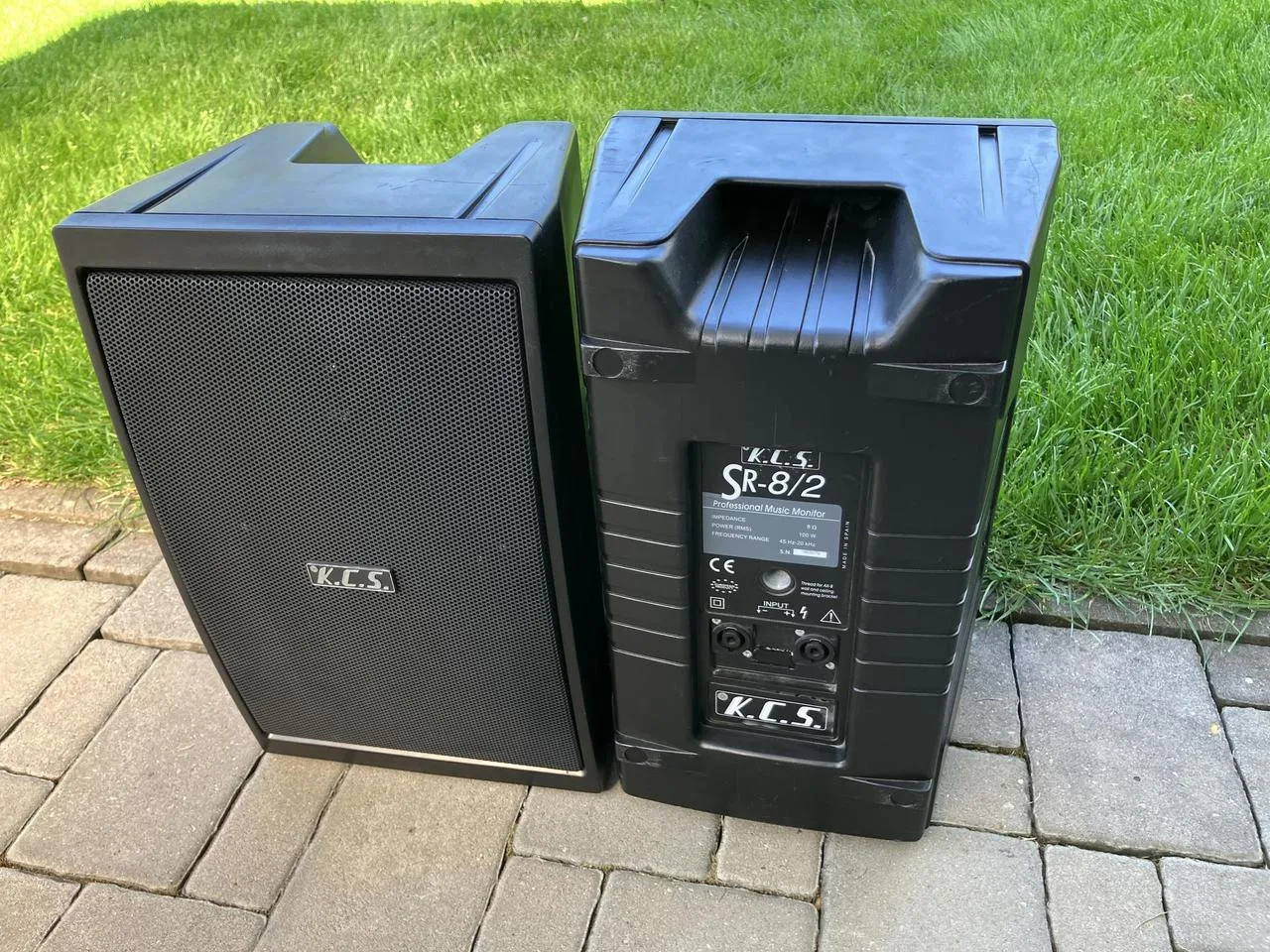 Pár pasivních reproboxů K.C.S. SR-8/2 150W RMS