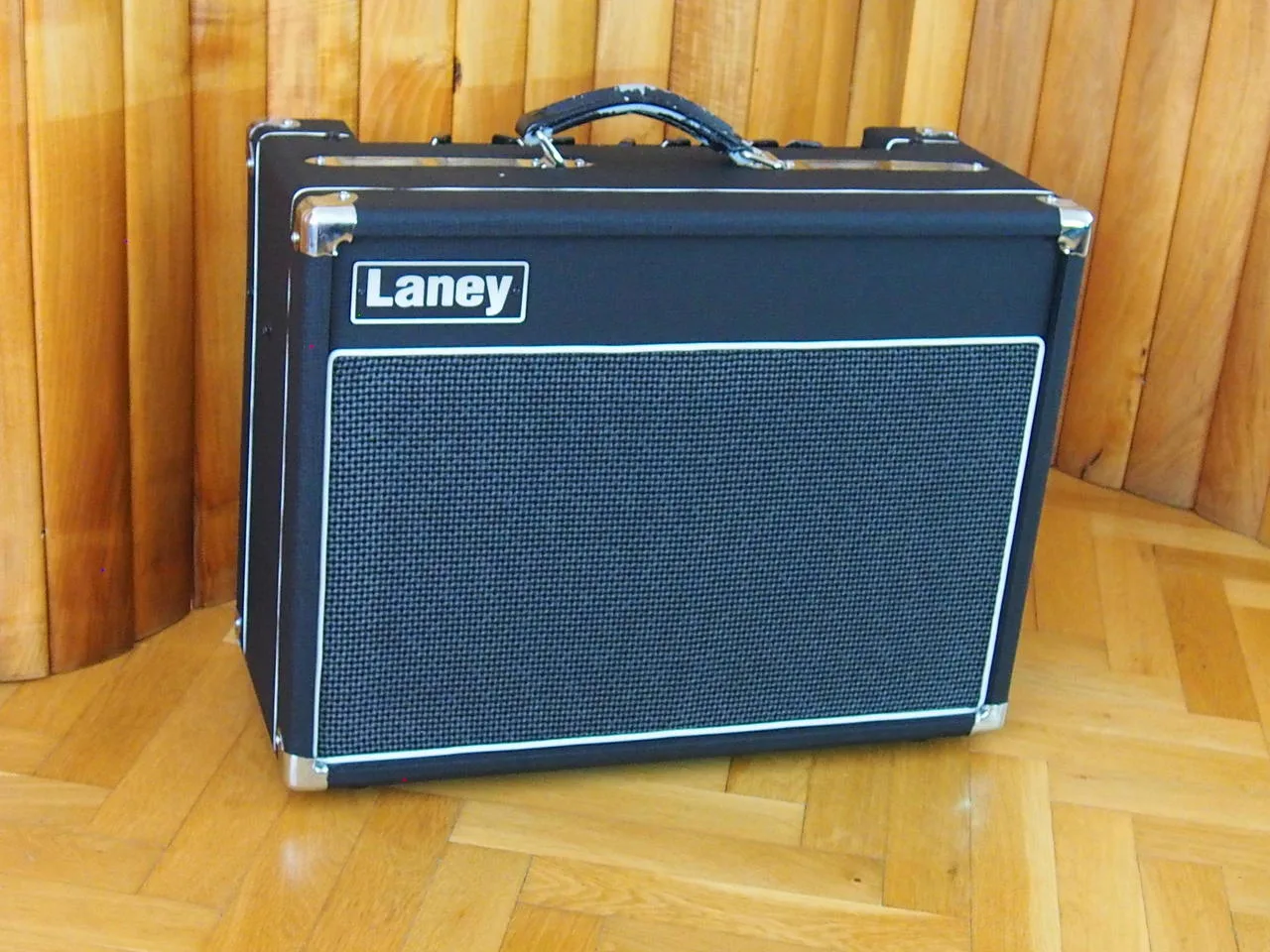 Celolampové kytarové kombo LANEY VC30 - 112 Custom Designed