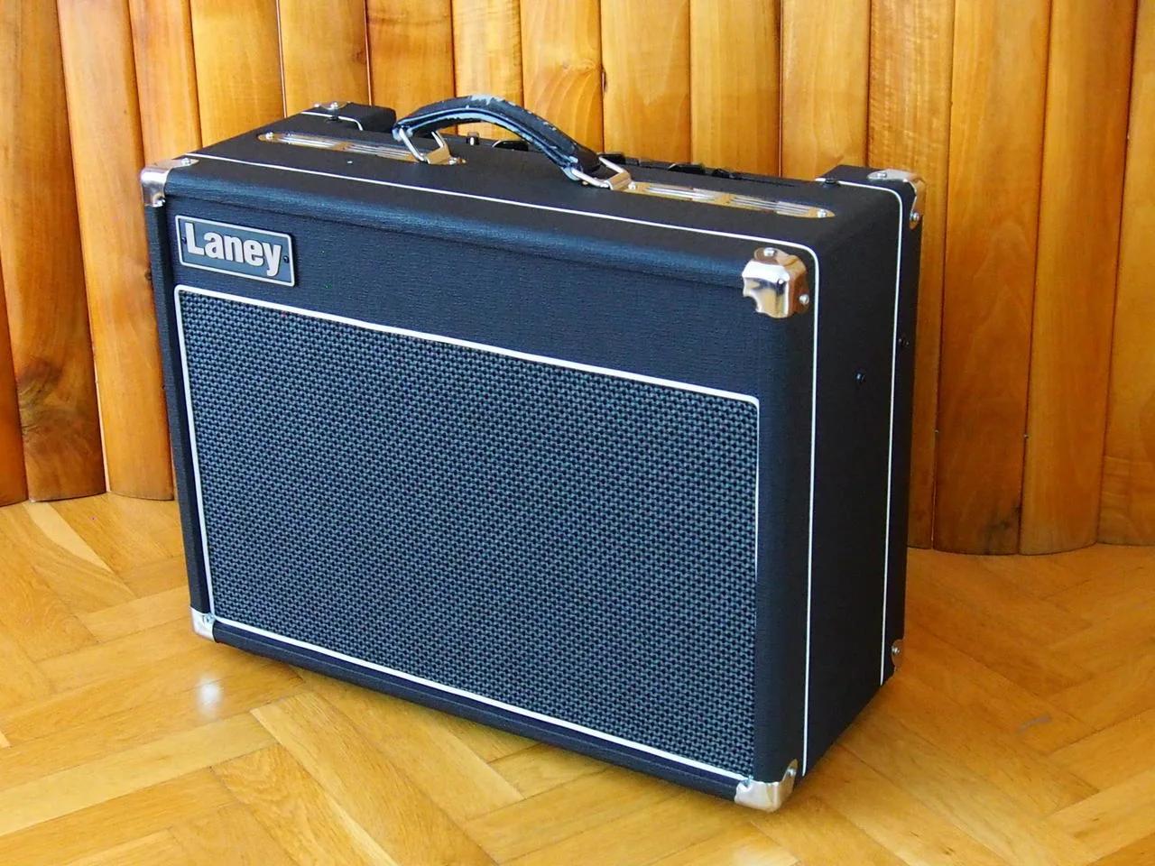 Celolampové kytarové kombo LANEY VC30 - 112 Custom Designed