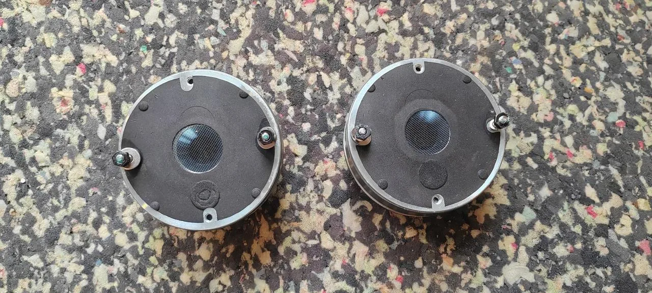 2x 1,5" titanový výškový driver s 1" vyustenim