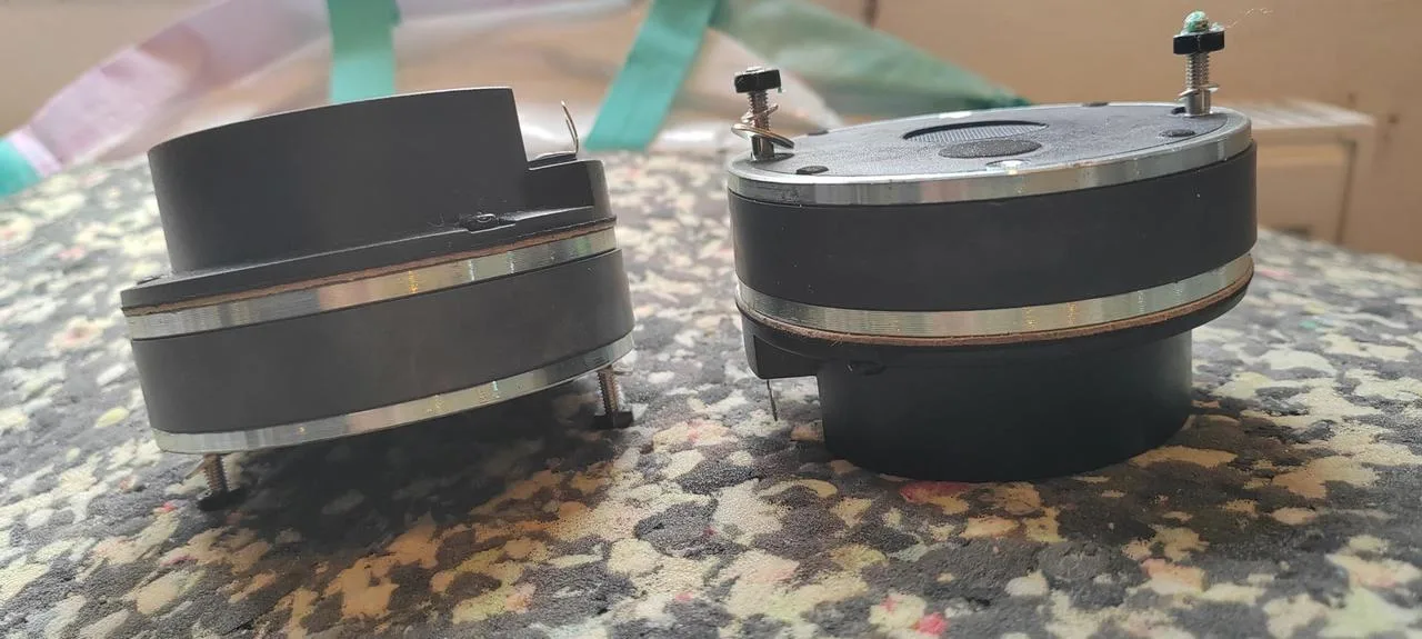 2x 1,5" titanový výškový driver s 1" vyustenim