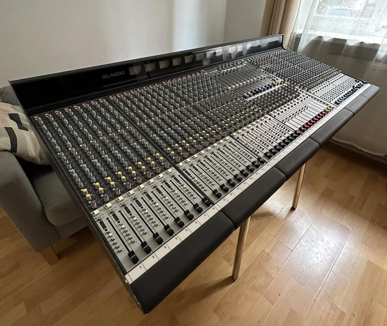 Mixpult Allen & Heath GL4800 + RPS 11 zdroj + Kufr