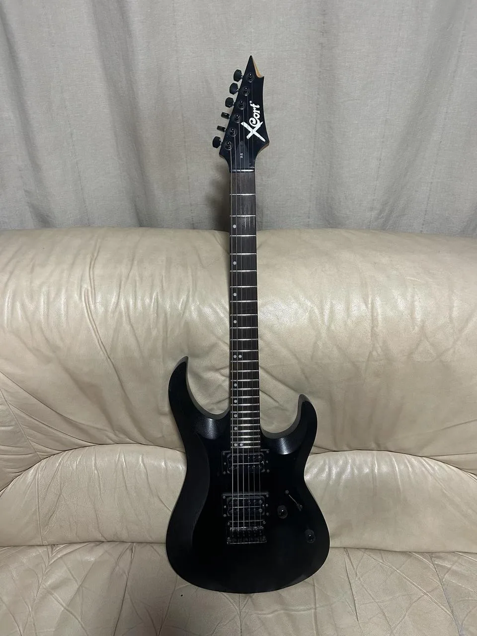 Prodám elektrickou kytaru Cort X-5